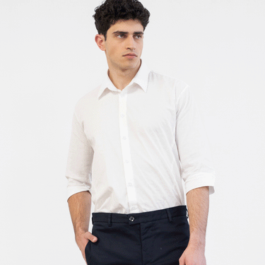 חולצת כותנה לבנה